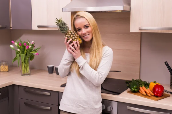 Mujer en cocina moderna — Foto de Stock