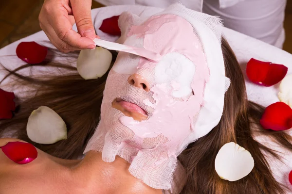 Kaukasische vrouw bij de schoonheidsspecialist. — Stockfoto