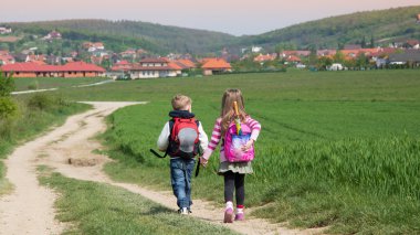 Kasabaya giden yolda hiking