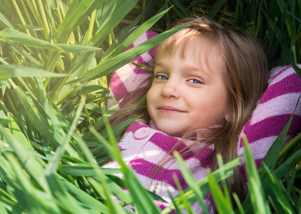 Grünes Gras und Lächeln. — Stockfoto