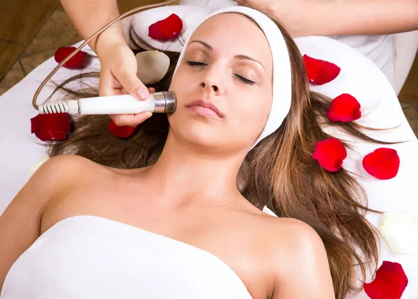 Beautician face treatment — Stock Photo, Image
