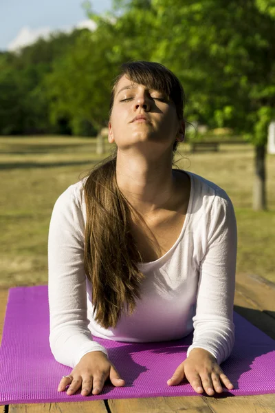 Yoga i parken — Stockfoto