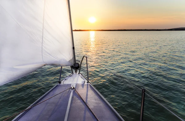 Sailing to the sunset — Stock Photo, Image