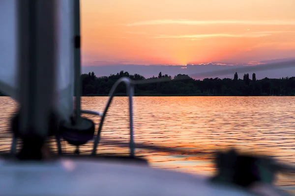 Zeilen naar de zonsondergang — Stockfoto