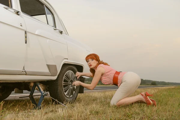 타이어를 변경 하는 여자 — 스톡 사진