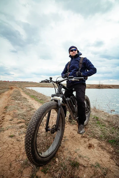 Ένας Άντρας Ένα Χοντρό Ποδήλατο Κοντά Στη Λίμνη Αθλητικός Τρόπος — Φωτογραφία Αρχείου
