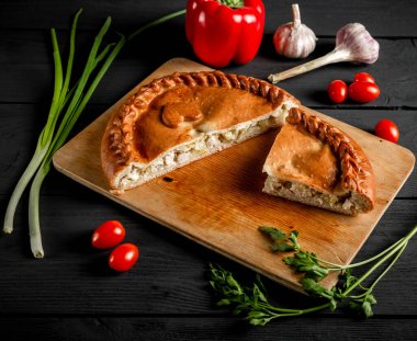 Et ve patatesli dilimlenmiş turta. İçeriği olan siyah bir arkaplanda kompozisyon.