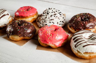 Beyaz ahşap arka planda kremalı lezzetli çörekler..