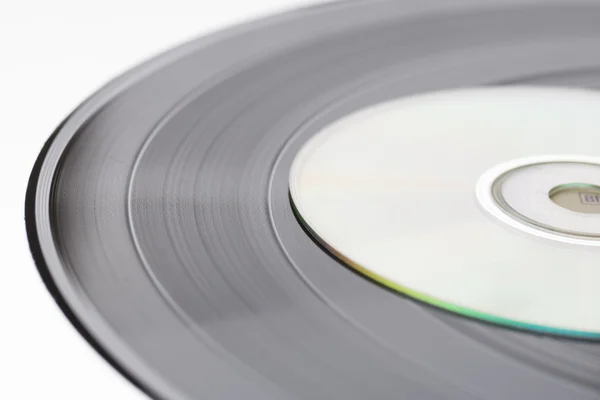 siyah vinil kayıt ve cd diskler üzerinde beyaz izole
