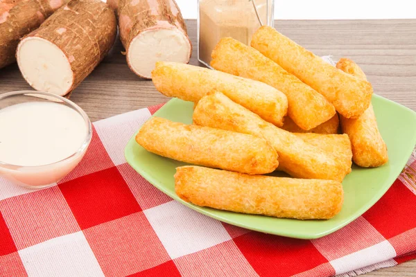 Cassava Fritta Sullo Sfondo Legno — Foto Stock