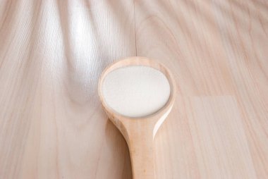 Tahta masadaki hidrolize kolajen proteini..