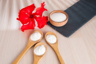 Tahta masadaki hidrolize kolajen proteini..