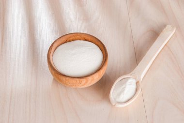 Tahta masadaki hidrolize kolajen proteini..