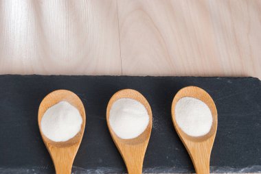 Tahta masadaki hidrolize kolajen proteini..