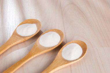 Tahta masadaki hidrolize kolajen proteini..