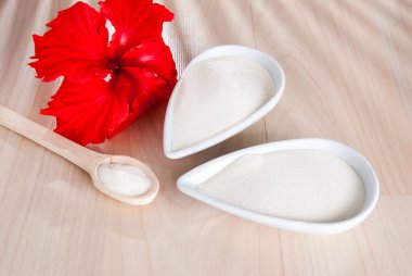 Tahta masadaki hidrolize kolajen proteini..