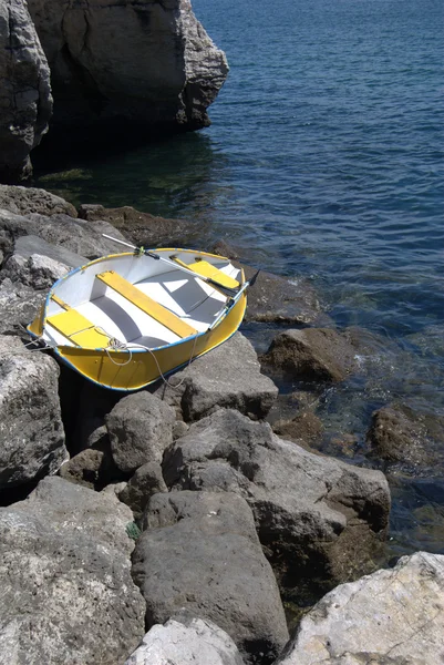 Boat on the rocks — Stock Photo, Image