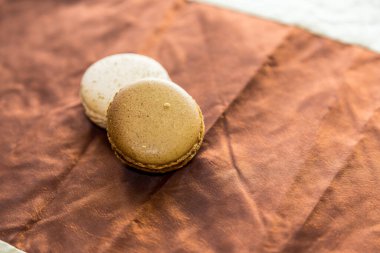 Çikolatalı ve kahveli kurabiyeler yakın.