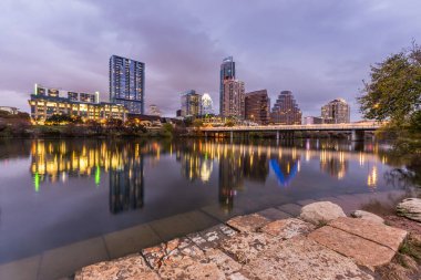Austin şehir merkezinde gece yarısı ve yansıması, Teksas