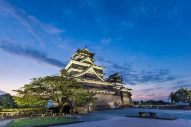 Kumamoto, Kyushu, Japonya 'daki Kumamoto Kalesi' nde güzel bir gün batımı.