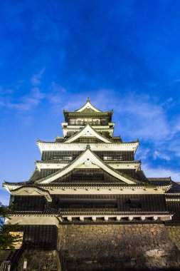 Kumamoto Kalesi 'nde gece vakti Kyushu, Japonya