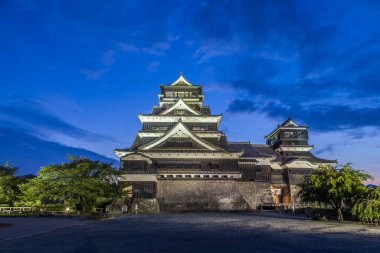 Kumamoto Kalesi 'nde gece vakti Kyushu, Japonya