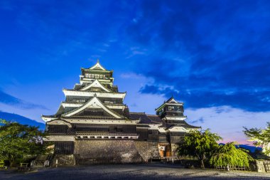 Kumamoto Kalesi 'nde gece vakti Kyushu, Japonya