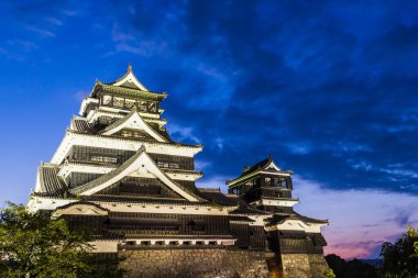 Kumamoto Kalesi 'nde gece vakti Kyushu, Japonya