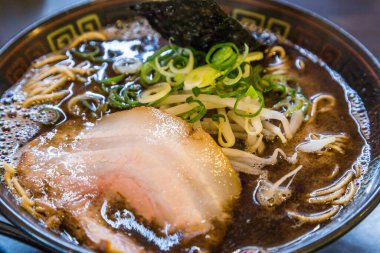 Kuro tonkotsu ramen ile chashu domuz eti ve fasulye filizi.