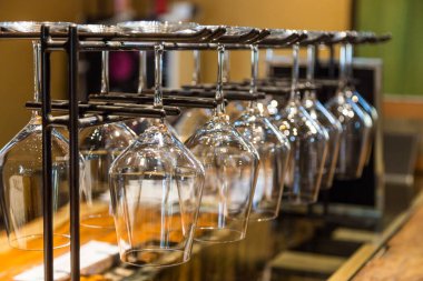 şarap kadehleri rafta