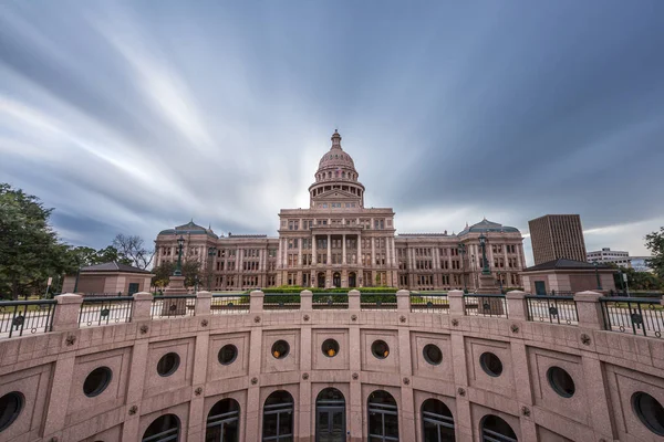 Construção Capital Estado Texas Com Movimento Nuvem Dramática — Fotografia de Stock