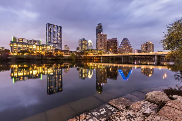 Austin şehir merkezinde gece yarısı ve yansıması, Teksas
