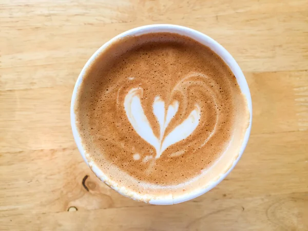 Tutup Bunga Berbentuk Latte Kopi Atas Meja Kayu — Stok Foto