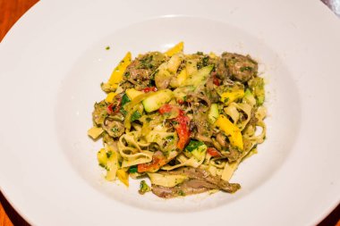 Ördek konfeti makarna ve kabak (yakın çekim)).