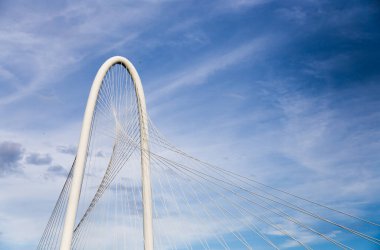 Dallas, Teksas 'taki Margaret Hunt Tepesi Köprüsü.