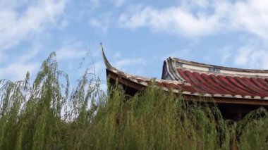 bir gökyüzü ve ağaçlar arka ve ön plan ile Çin çatı bir parçası