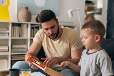 Baba ve oğul evde. eğitim kavramı