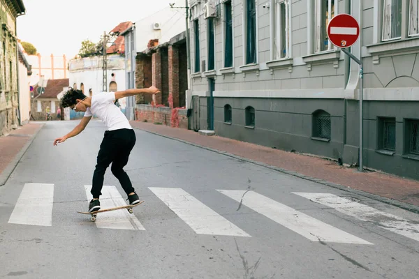 Jeune Homme Conduite Skateboard Plein Air Dans Ville — Photo