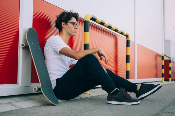 Homme Skateboarder Posant Avec Son Skate — Photo