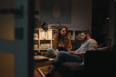 Mutlu genç çift evde eğleniyor.