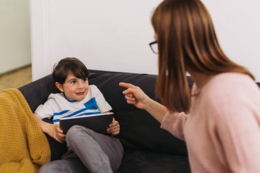 Anne çocuğunu aşırı bilgisayar kullandığı için azarlıyor.