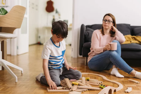 Mutter Und Sohn Spielen Hause — Stockfoto