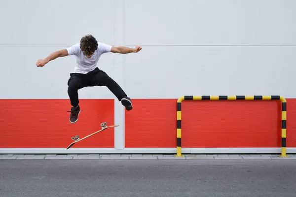 Skater Jumping Front Red White Wall — Stock Photo, Image