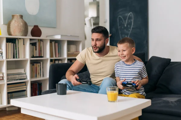 Vater Und Sohn Spielen Hause Videospiele — Stockfoto