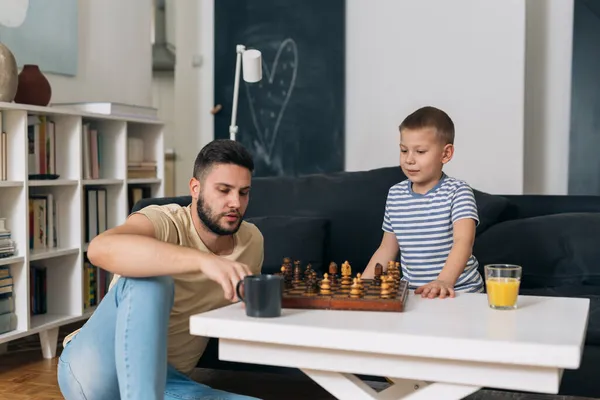 Πατέρας Και Γιος Παίζουν Σκάκι Στο Σπίτι — Φωτογραφία Αρχείου