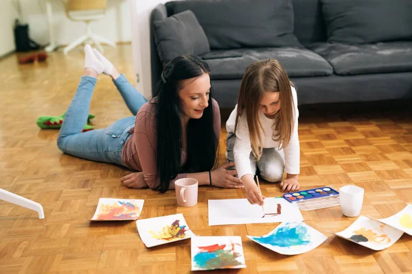 Mutter Und Tochter Malen Hause Mit Aquarellen — Stockfoto