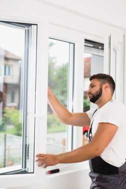 içerideki pvc pencereleri tamir eden işçiler