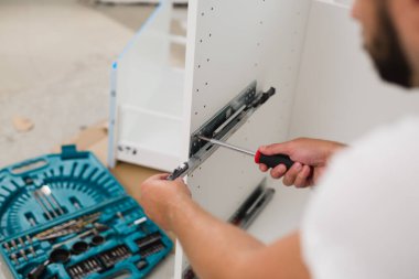 Profesyonel işçi dolabı içeride monte ediyor.