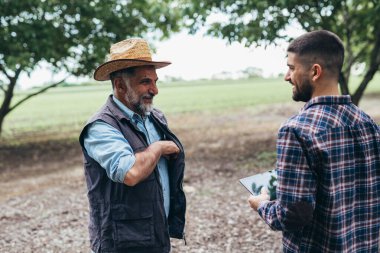 Ceviz bahçesinde konuşan insanlar.