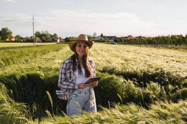 Vrouw Boer Houden Digitale Tablet Buiten Het Veld — Stockfoto